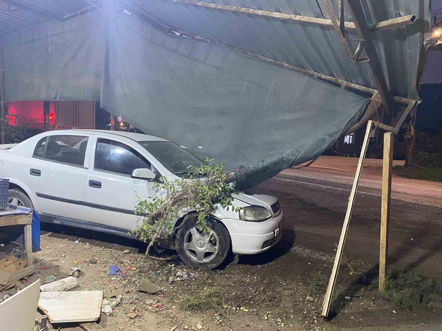 Osmaneli Beşevler'de kamyonla çarpışan otomobil kıraathaneye girdi, yaralanan olmadı