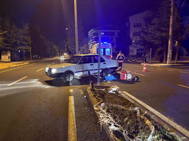 Kütahya Tavşanlı'da kavşakta otomobille çarpışan motosikletin sürücüsü yaralandı