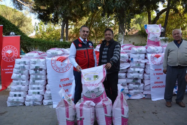 Çine Kabataş'ta 40 üreticiye 5 bin 550 kilogram tritikale tohumu verildi