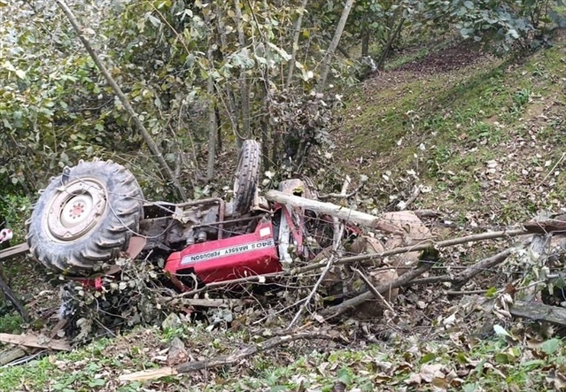 Düzce Akçakoca'da engebeli arazide kontrolden çıkan traktör devrildi, sürücü öldü