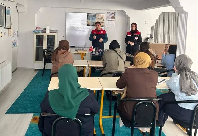 Yığılca'da tarım personeli üreticilere destek ve kokarca mücadelesini anlattı