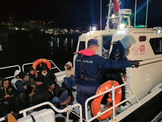 Sahil Güvenlik, Muğla Bodrum açıklarında 2 can salındaki 36 düzensiz göçmeni kurtardı
