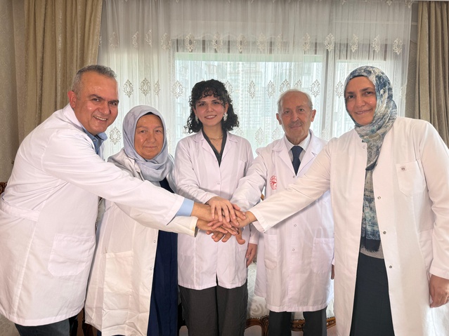 Ankara'da Sılay ailesinde 4'üncü kuşak hekim Ravza Zeynep Sılay fakülteden mezun oldu