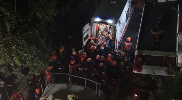Maltepe'de enkaz altındaki Hüseyin Özkurt'un cansız bedenine 22 saat sonra ulaşıldı
