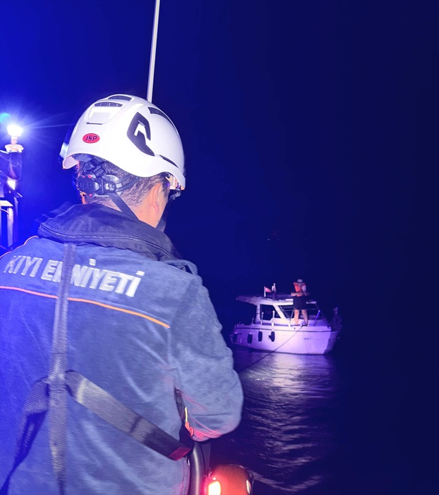 Muğla Fethiye'de makine arızası nedeniyle sürüklenen teknedeki 2 kişi kurtarıldı