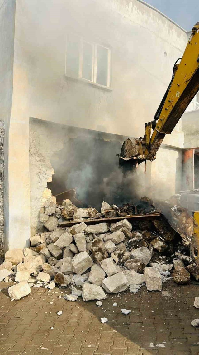 Siirt Kurtalan'da odunluk yangını evin üst katına sıçramadan söndürüldü