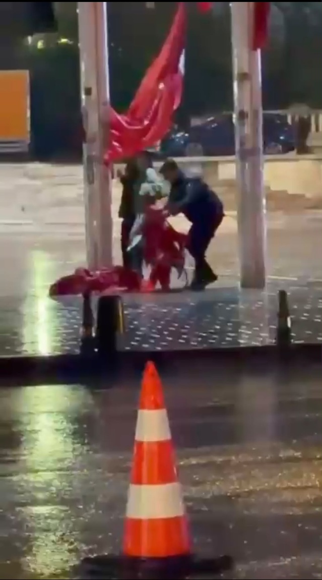 Fırtınada yere düşen bayrak, Taksim'de çevik kuvvet polisi tarafından kaldırıldı