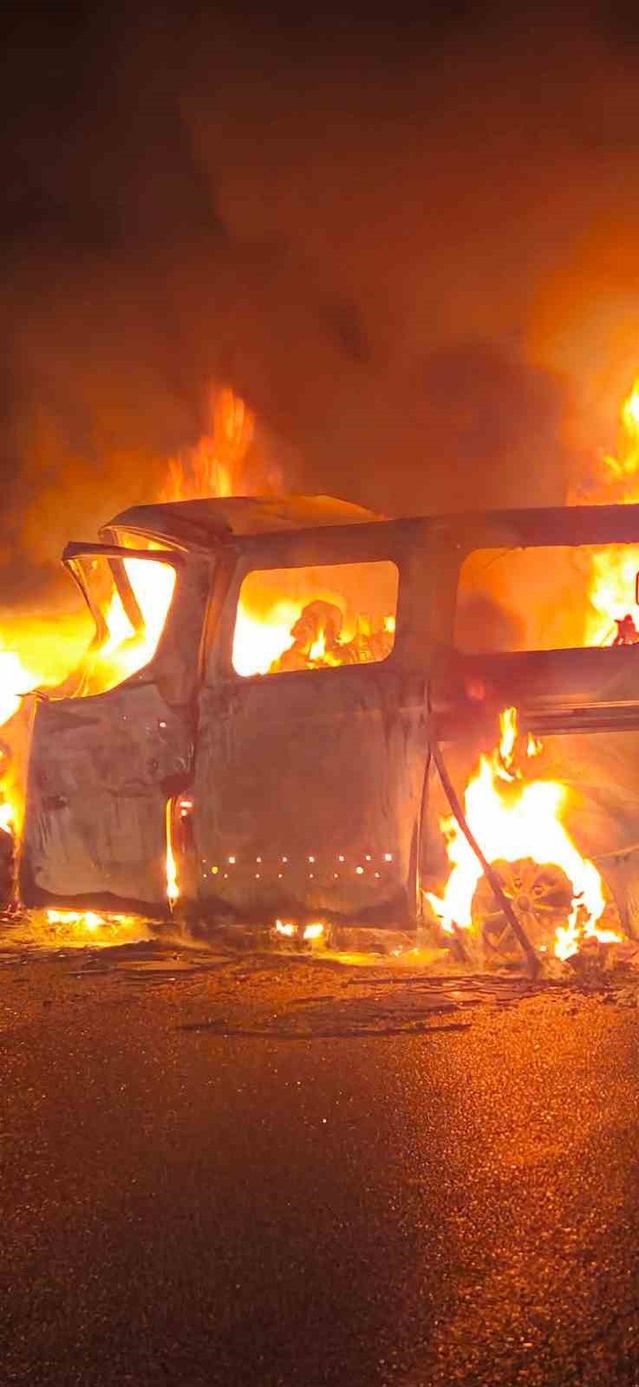 Afyonkarahisar Dinar'da minibüs tıra çarparak alev aldı, sürücü yanarak can verdi