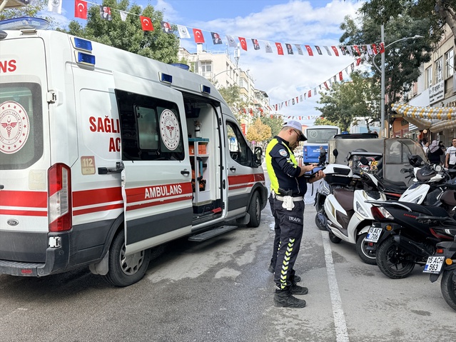 Burdur'da Gazi Caddesi'nde devrilen motosikletin sürücüsü hastaneye kaldırıldı