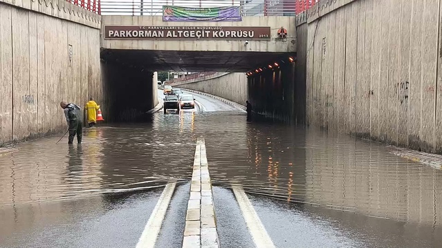Diyarbakır'da sağanak su baskınlarına yol açtı, Şanlıurfa'da alt geçitler tıkandı