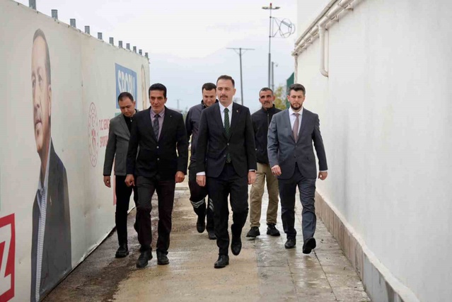 Erzincan Üzümlü'de güreş salonu inşaatını Kaymakam Hökelekli yerinde denetledi
