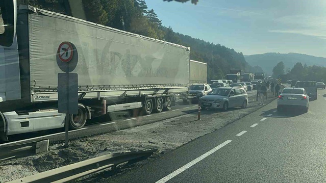 Bursa-Ankara yolunda türbin kanadı taşıyan 10'a yakın tır ters yönde ilerletildi