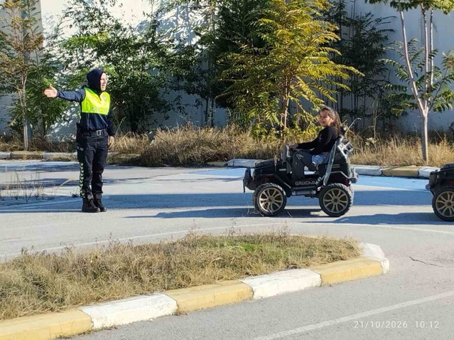 Bilecik'te 35 öğrenci, Trafik Eğitim Parkı'nda uygulamalı trafik eğitimi aldı.