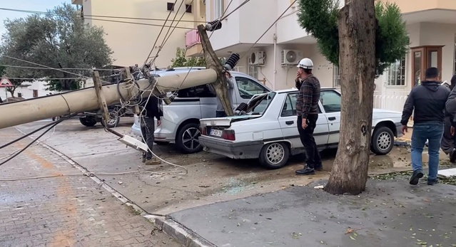 Antalya Gazipaşa'da devrilen elektrik direği park halindeki otomobile saplandı