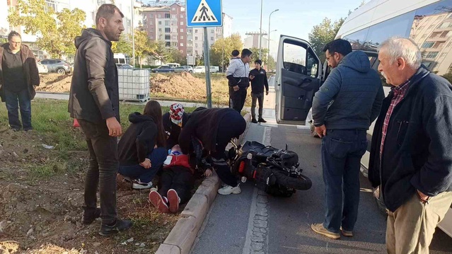 Konya Seydişehir'de minibüsle çarpışan motosiklet sürücüsü hastaneye kaldırıldı