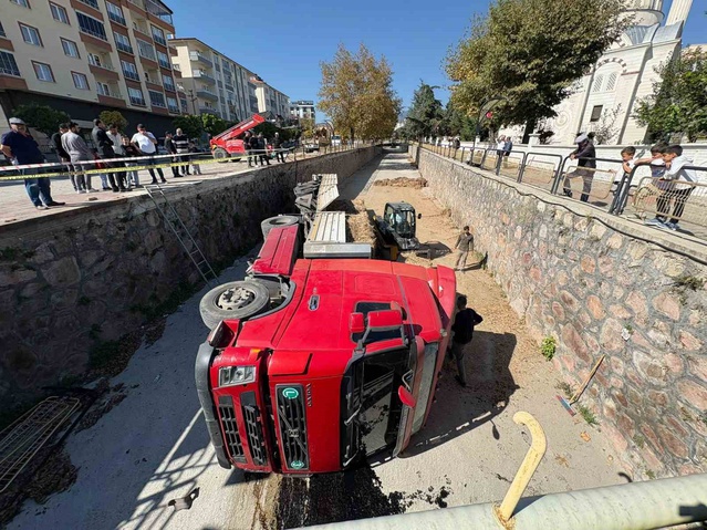 Kastamonu Tosya'da saman yüklü tır Kuruçay'a uçtu, o anlar kamerada, yaralanan yok