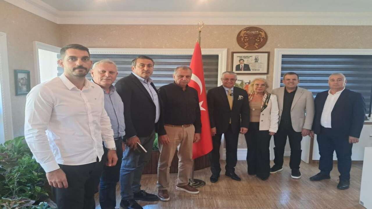 Kemer Belediye Başkanı ve 8 meclis üyesi CHP'den istifa etti