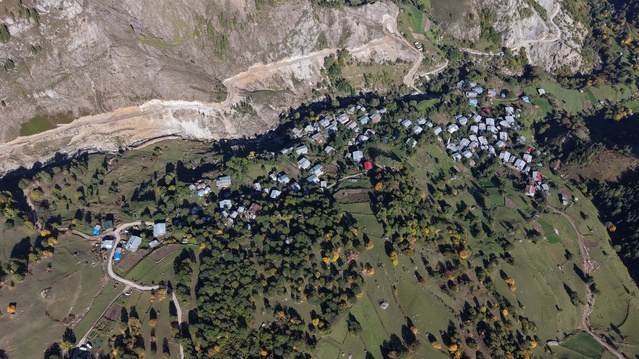 Artvin Şavşat'ta sonbahar, Maden köyünü sarı, kırmızı ve kahverengi tonlarına bürüdü