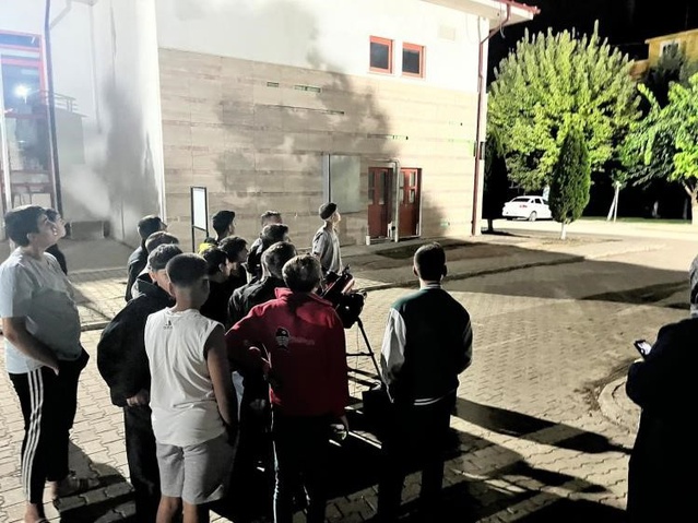 Bilecik'te koruma altındaki çocuklar teleskopla gökyüzünü inceledi