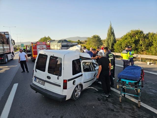 Mersin Tarsus'ta hafif ticari araç tıra arkadan çarptı, 2 kişi öldü, 1 kişi yaralandı