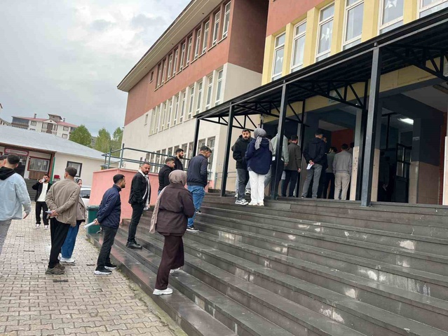 Bingöl'de KPSS Ortaöğretim adayları 120 soru için sınava girdi