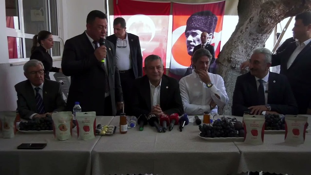 Bursa Çağrışan'da 20 ton üzümü dalında çürüyen üreticiye Özgür Özel alım garantisi verdi