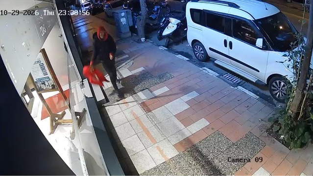 Manisa Yunusemre'de mobilya mağazası önünde Türk bayrağını yere atan kişi aranıyor