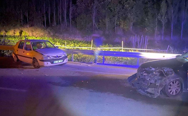 Tokat-Niksar kara yolu Gökdere Kavşağı'nda iki otomobil çarpıştı, 6 kişi yaralandı.