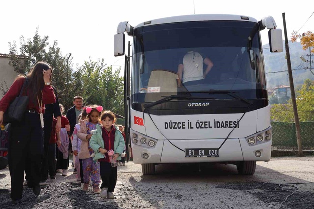 Gezen Sinema Tırı Düzce Yığılca Doğanlar Köyü'ndeki öğrencilere sinema keyfi yaşattı