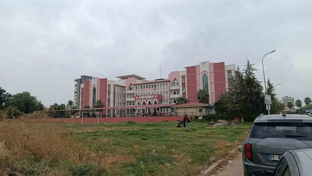 Ortaokulda kız öğrenci sınıf arkadaşını bıçakladı! Okula 1 gün ara verildi