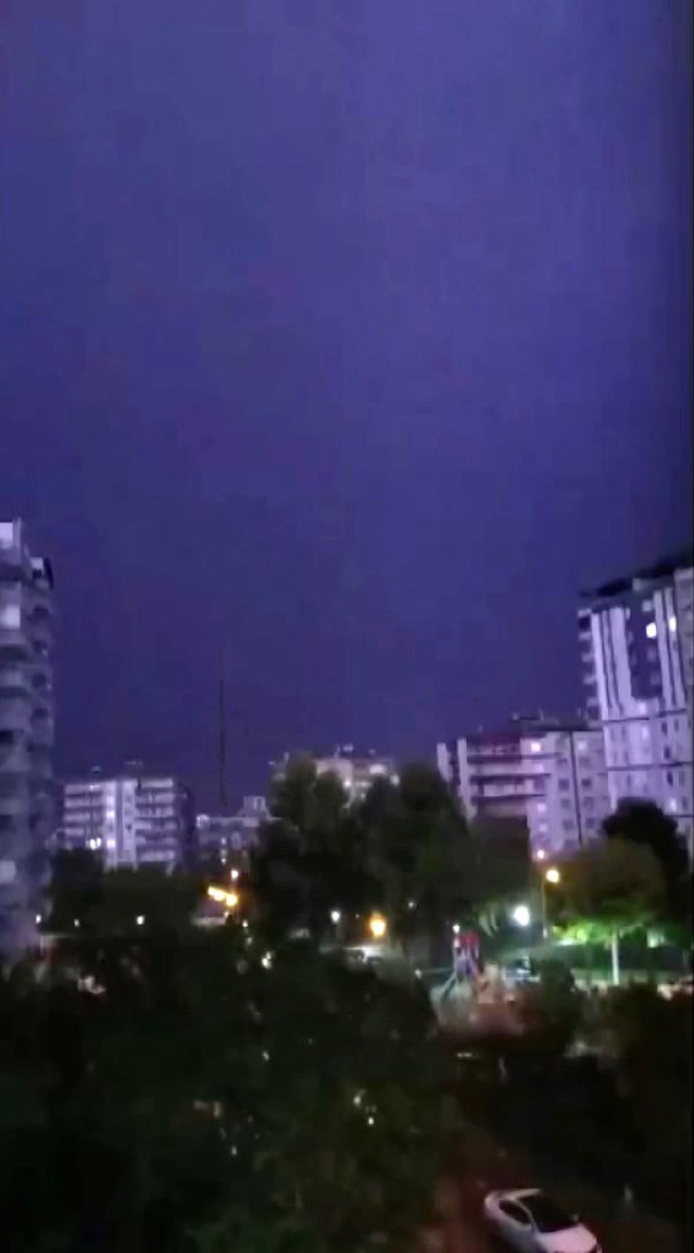 Diyarbakır Kayapınar'da iki apartmana yıldırım isabet etti, kimse ölmedi, yaralanmadı