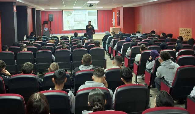 Erzurum polisi okullarda yüzlerce öğrenciye güvenlik ve SİBERAY eğitimi verdi