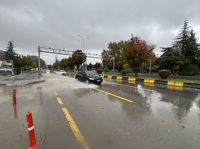 Gaziantep'te sağanak su birikintileri oluşturdu, Alleben Deresi'nin debisi arttı
