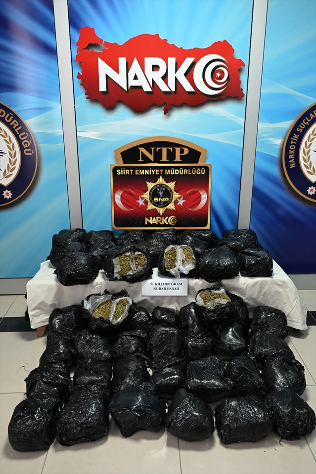 Siirt Baykan'da otomobilinde 51 kilo 800 gram esrar ele geçirilen sürücü tutuklandı