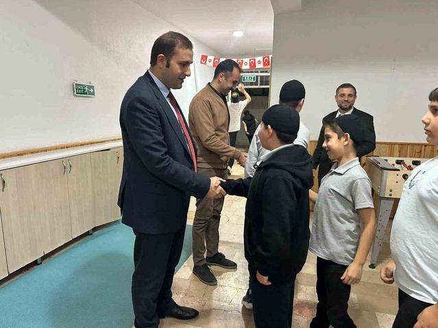 Osmaneli'de hafızlık öğrencileri Kaymakam Yılmaz ve Savcı Uluğ'la yemekte buluştu