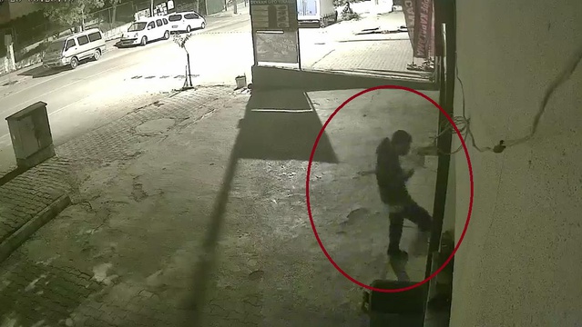 Siirt'te alkollü olduğu iddia edilen kişi işyeri camını kırdı, anlar kameraya yansıdı