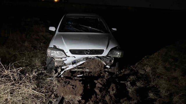 Şanlıurfa Siverek'te şarampole devrilen otomobildeki 3 kişi yaralandı