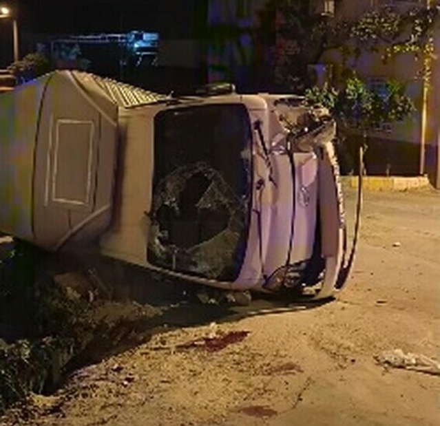 Aydın Nazilli'de kamyonet aydınlatma direğine çarptı, 26 yaşındaki sürücü öldü