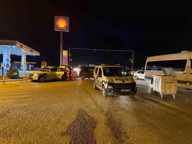 Antalya Serik'te otomobil kamyona arkadan çarptı, araçta sıkışan 3 kişi yaralandı