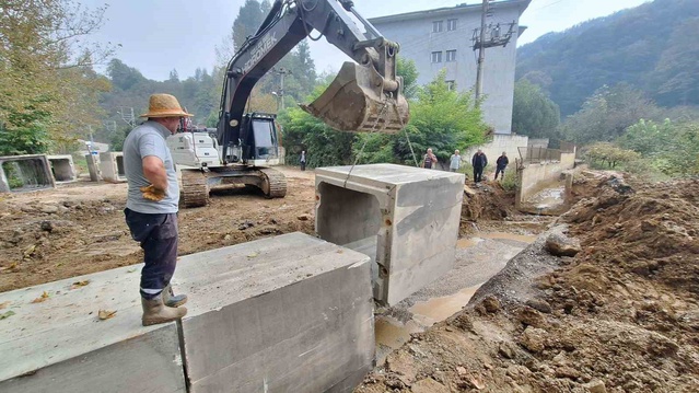 Düzce İl Özel İdaresi, Cumayeri'de Dokuzdeğirmen yoluna 7 kutu menfez yerleştirdi