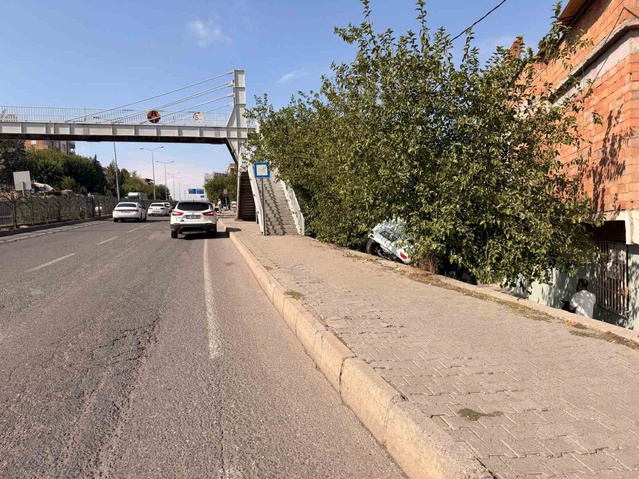 Diyarbakır Sur'da kontrolden çıkan SUV istinat duvarından düştü, yaralanan olmadı