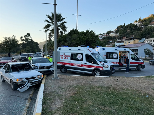 Aydın Söke'de iki otomobil Madenciler Kavşağı'nda çarpıştı, 2 kişi yaralandı