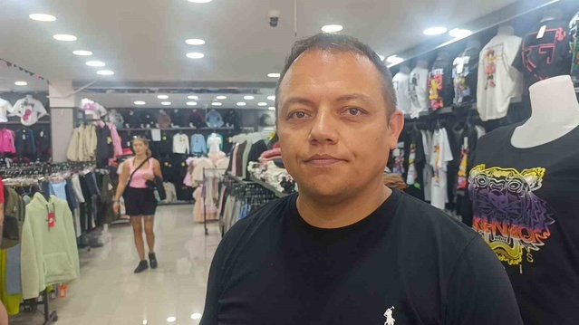 Manavgat'ta tezgahtan eşofman çalan 2 turist jandarma tarafından otelde yakalandı
