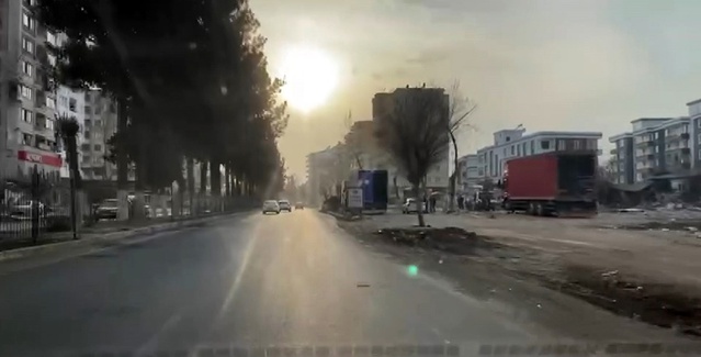 Adıyaman'da 3 yıllık değişim araç kamerasına enkazdan yaşama dönüşü yansıdı