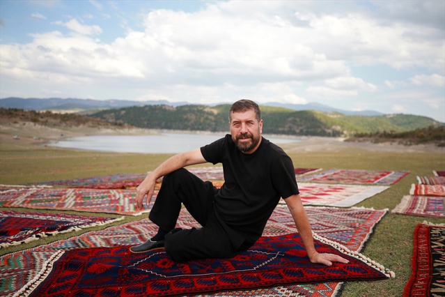Ekrem Yavaş, Yağcıbedir halısını 1992'den bu yana yaklaşık 50 sergiyle tanıttı