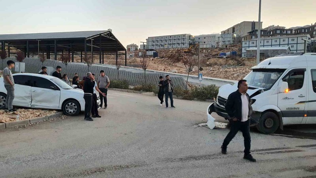Adıyaman İndere'de minibüs ile otomobil çarpıştı, kazada 4 kişi yaralandı