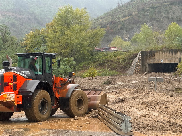 Sakarya'da sağanak sürüyor, Geyve'de toprak kayması iki mahallenin yolunu kapattı