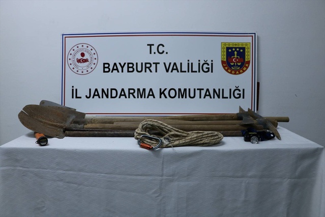 Bayburt'ta define ararken suçüstü yakalanan 6 şüpheliye adli işlem yapıldı