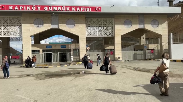 Van Saray'da minibüs şoförleri yakıt maliyeti nedeniyle karın tokluğuna çalışıyor
