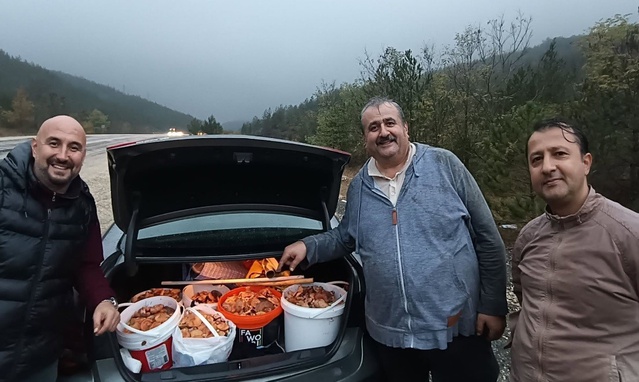 Orhaneli dağlarında yeni sezonun ilk melki mantarlarını doğaseverler topladı